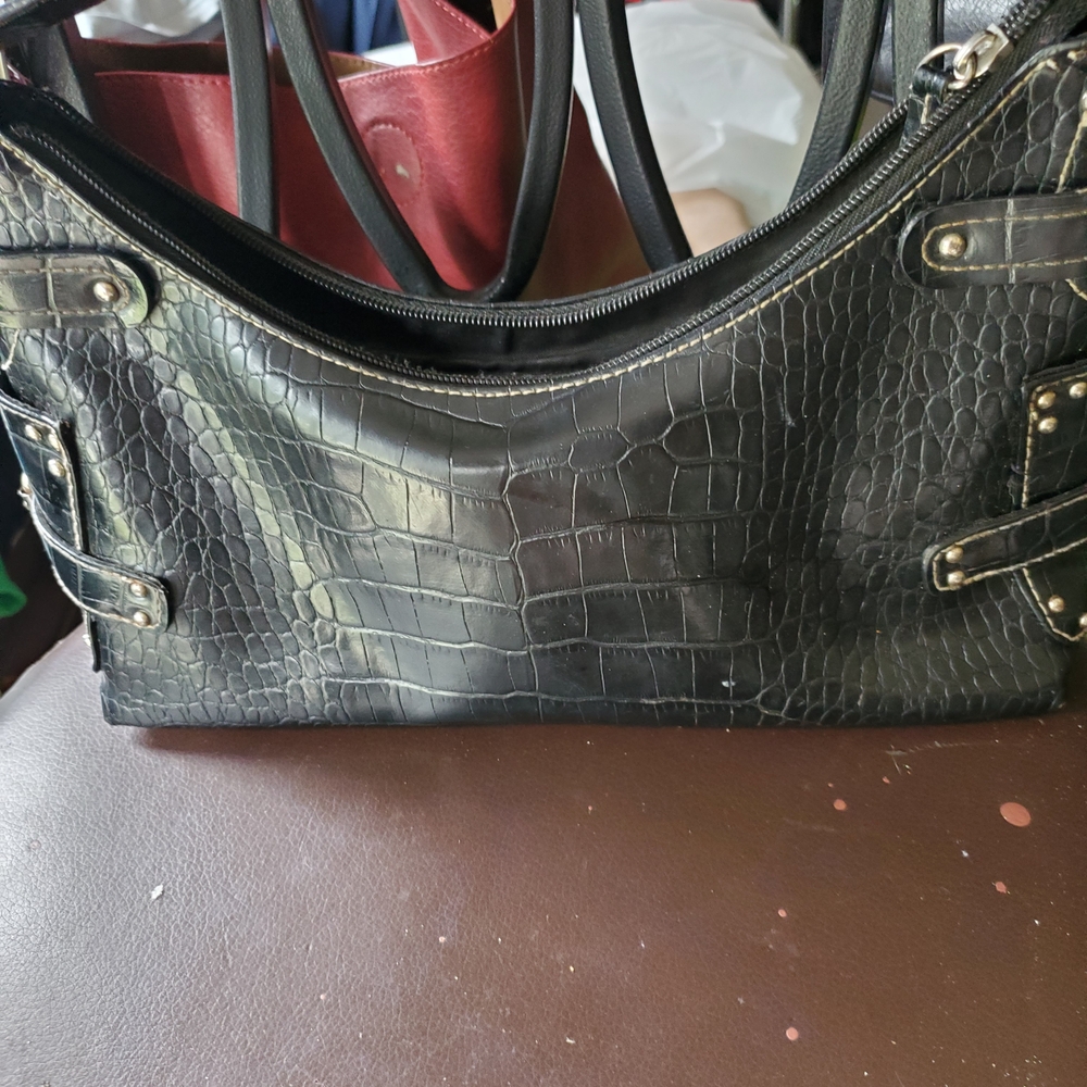 Chic Black Crocodile-Patterned Shoulder Bag